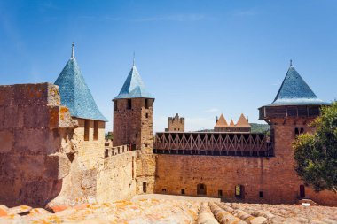 Kontun kale savunma duvarı kuleleri ve panosu, Carcassonne, Fransa