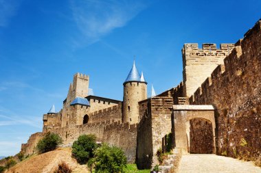 Carcassonne dış duvarın kuleleri ve Aude kapısı ile doğal görünümü