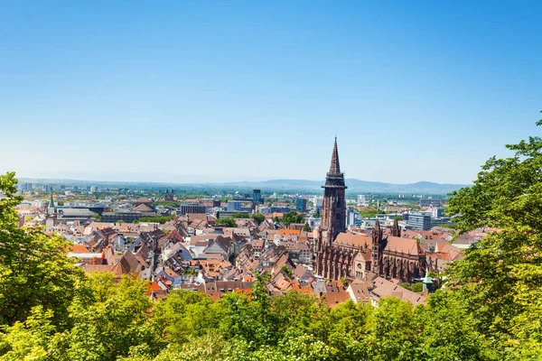 Freiburg Breisgau Stadsgezicht Met Munster Torens Tegen Blauwe Hemel Duitsland — Stockfoto