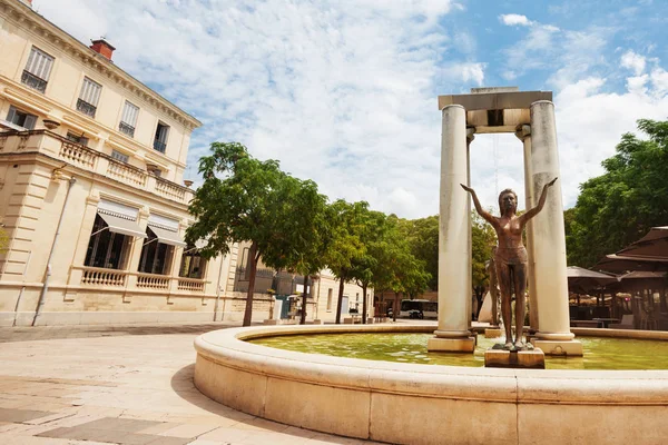 Estátua Moderna Fonte Martial Raysse Place Assas Nimes Cidade Sul — Fotografia de Stock