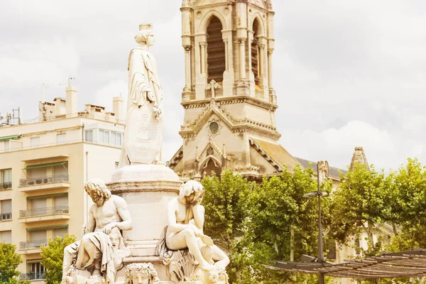 法国南部城市尼姆斯圣佩佩图教堂前的戴高乐喷泉纪念碑 加尔德省首府 — 图库照片