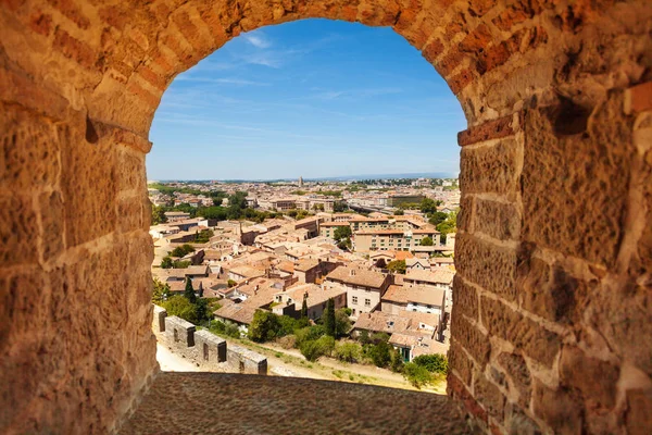 通过中世纪要塞窗口观察卡尔卡松城市景观 — 图库照片