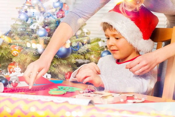 Frau Hilft Ihrem Kleinen Sohn Beim Dekorieren Von Weihnachtsschmuck — Stockfoto