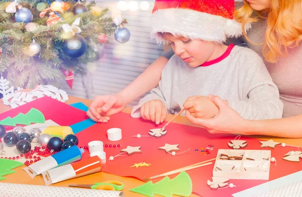 Frau Hilft Kleinem Jungen Beim Dekorieren Von Weihnachtsschmuck Mit Weißer — Stockfoto