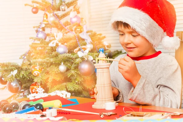 Retrato Menino Pré Escolar Traje Papai Noel Decorando Brinquedo Madeira — Fotografia de Stock