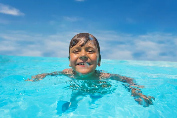 Πορτρέτο Του Γέλιου Preteen Αγόρι Κολύμπι Στα Κρυστάλλινα Νερά Του — Φωτογραφία Αρχείου