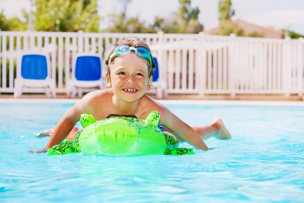 Yüzme Havuzunda Şişme Timsah Ile Gözlük Içinde Mutlu Çocuk Portresi — Stok fotoğraf