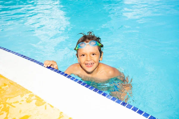 Portrait Happy Boy Wearing Goggles Resting Edge Swimming Pool Looking — Stock Photo, Image