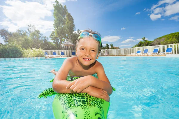 Retrato Niño Feliz Con Gafas Relajándose Juguete Inflable Piscina —  Fotos de Stock