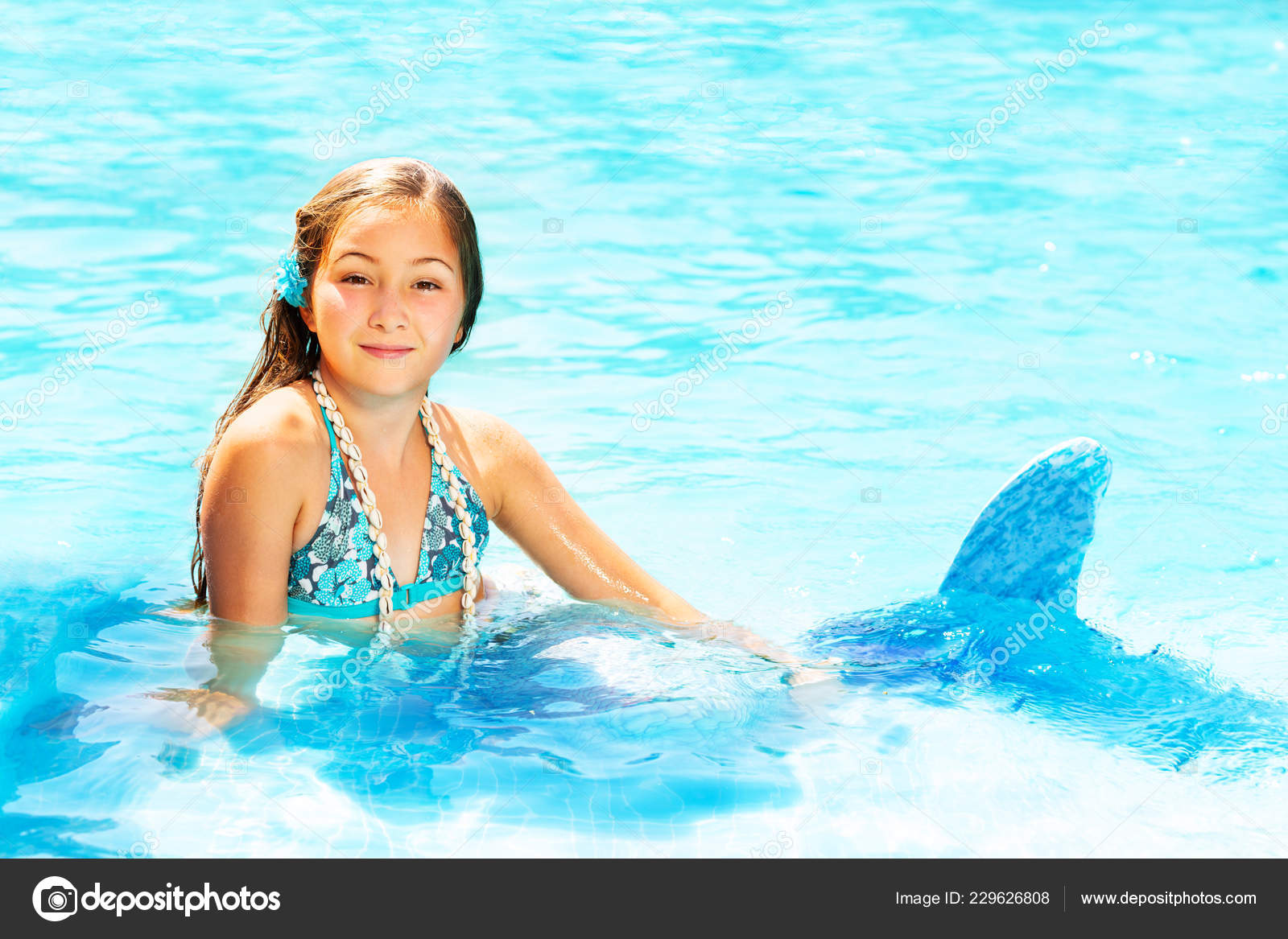 costume swimming pool