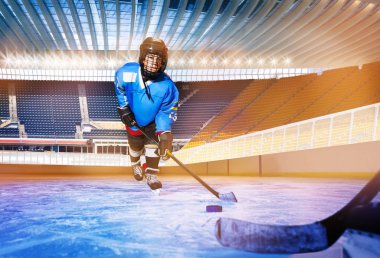 Pakı buz hokeyi pistte antrenman sırasında geçmek tek tip öğrenme genç çocuk portresi