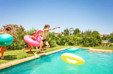 Yan görünümü portresi yaş-çeşitli baylar bayanlar yüzme havuzu Şişme yüzme oyuncaklar ile yaz aylarında çalışan.