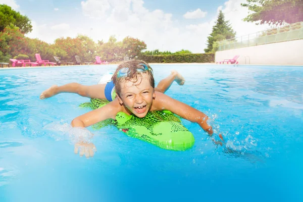 Retrato Niño Divertido Nadando Cocodrilo Inflable Piscina Aire Libre —  Fotos de Stock