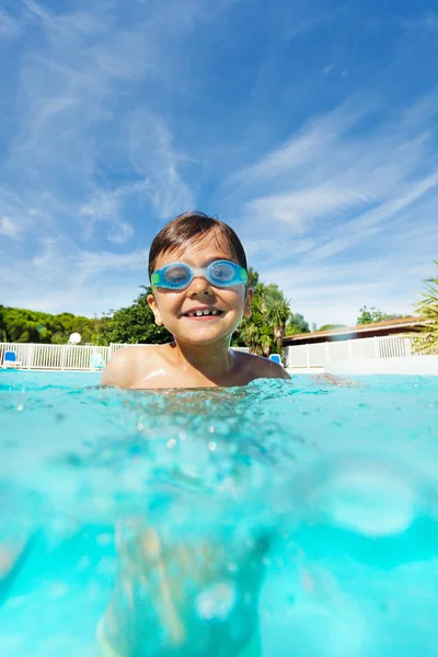 夏を楽しむ屋外プールで水泳ゴーグルに幸せな少年のクローズ アップの肖像画 — ストック写真