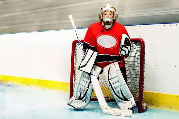 Portret Nastoletni Chłopak Młody Bramkarz Stojący Kija Hokejowego Ochrona Netto — Zdjęcie stockowe