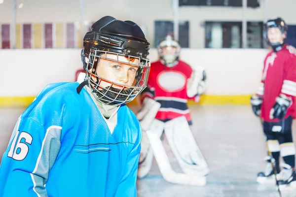 Retrato Jugador Hockey Junior Casco Seguridad Uniforme Practicando Pista Hielo — Foto de Stock