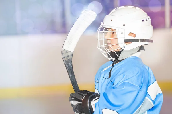 Retrato Vista Lateral Del Joven Jugador Hockey Uniforme Azul Preparándose — Foto de Stock