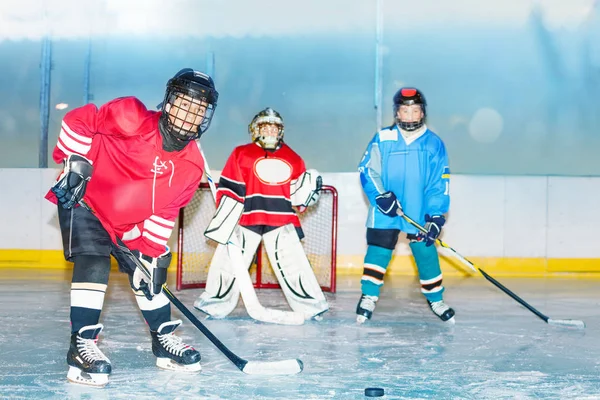 Retrato Adolescentes Jugando Hockey Pista Hielo Del Estadio —  Fotos de Stock