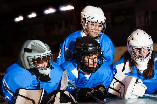 Mutlu Hokey Oyuncuları Genç Kızlar Oğlanlar Birlikte Buz Pistinde Döşeme — Stok fotoğraf