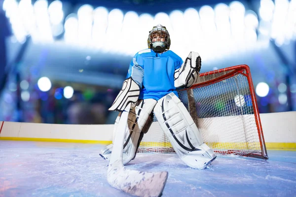 Low Angle Portrait Young Goaltender Preparing Catch Puck Hockey Game — Stock Photo, Image