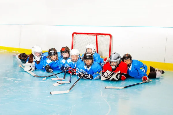 Niños Niñas Felices Equipo Hockey Sobre Hielo Tendido Lado Red — Foto de Stock