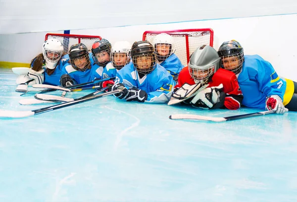Neşeli Çocuklar Kızlar Buz Hokeyi Pistinde Maçtan Sonra Döşeme — Stok fotoğraf