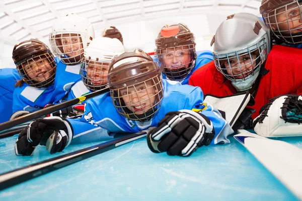 Retrato Cerca Niños Felices Uniforme Hockey Tendidos Pista Hielo —  Fotos de Stock