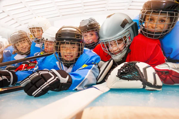 Primer Plano Retrato Chicos Lindos Equipo Protección Acostado Pista Hockey — Foto de Stock