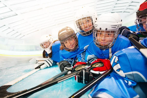 Niños Alegres Uniforme Hockey Que Ponen Pista Hielo Estadio — Foto de Stock