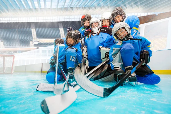 Retrato Niños Niñas Equipo Hockey Junior Con Portero Sentado Pista —  Fotos de Stock