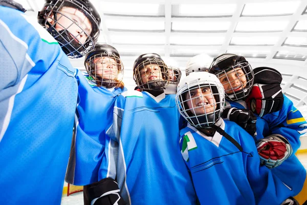 Vista Bajo Ángulo Los Niños Sonrientes Jugadores Hockey Sobre Hielo — Foto de Stock