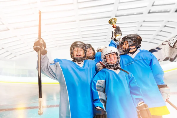 Retrato Chicos Emocionados Jugadores Hockey Sobre Hielo Sosteniendo Trofeo Sobre —  Fotos de Stock