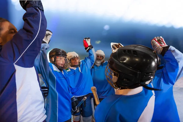 Retrato Mujeres Entrenadoras Felices Jugadoras Hockey Haciendo Animar Equipo Antes — Foto de Stock