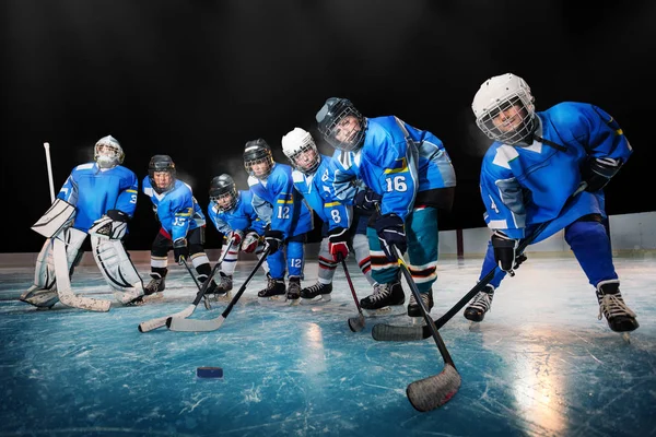 Niños Uniforme Azul Patinando Con Disco Durante Práctica Hockey — Foto de Stock