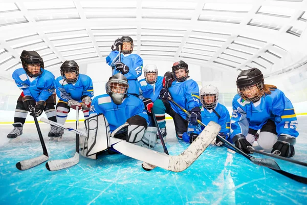 Retrato Niños Niñas Felices Jugadores Hockey Sobre Hielo Descansando Después — Foto de Stock