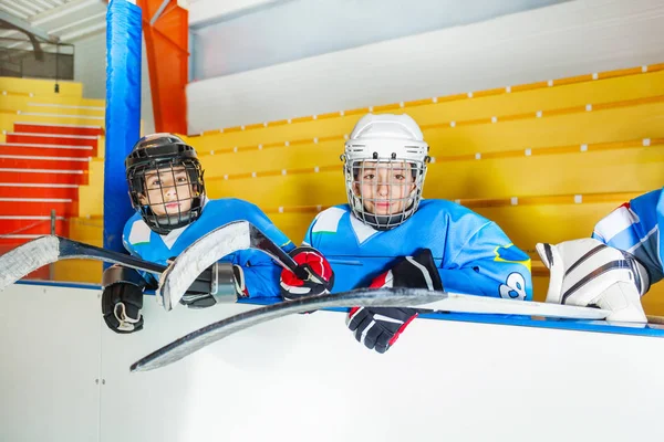 Retrato Dos Adolescentes Jugadores Hockey Sobre Hielo Equipo Protección Sentados —  Fotos de Stock