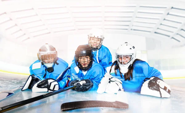 Retrato Del Equipo Hockey Tendido Anillo Hielo Después Del Juego —  Fotos de Stock