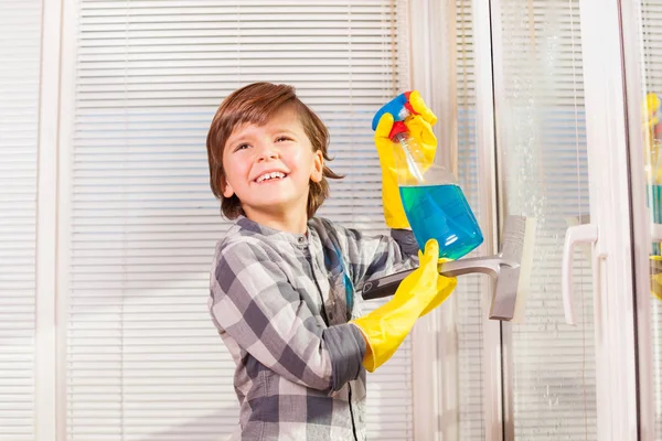 Porträtt Glad Liten Pojke Skyddshandskar Sprutning Tvättmedel Och Rengöring Fönstren — Stockfoto