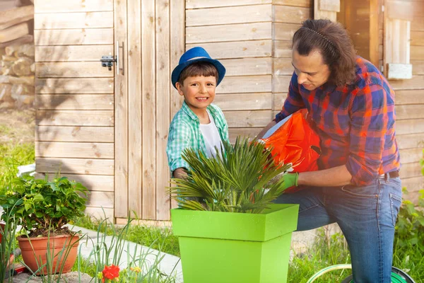 Junger Vater Bringt Seinem Sohn Das Pflanzen Eines Containergartens Bei — Stockfoto