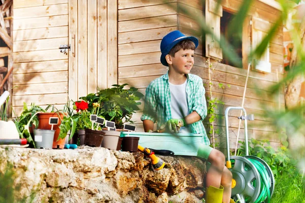 Porträt Eines Kleinen Jungen Mit Mütze Und Schutzhandschuhen Topfpflanzen Garten — Stockfoto
