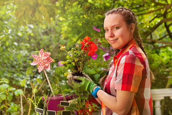 Nahaufnahme Porträt Eines Teenagers Mit Gartenhandschuhen Geranienpflanze Der Hand Und — Stockfoto