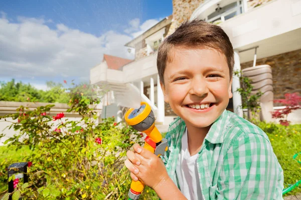 Ritratto Ravvicinato Bambino Sette Anni Che Innaffia Giardino Usando Irrigatore — Foto Stock