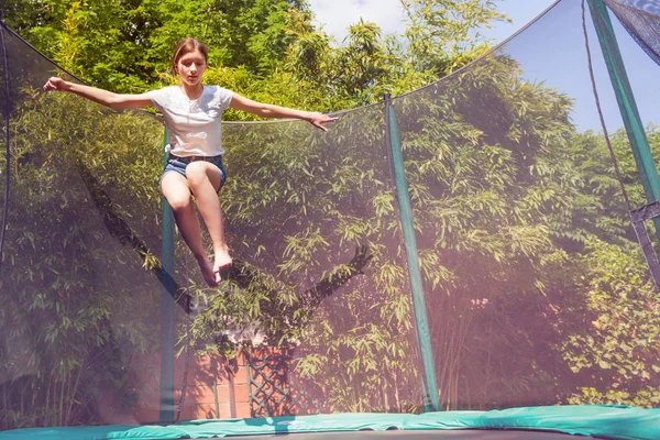 Портрет Девочки Подростка Прыгающей Батуте Сеткой Безопасности Заднем Дворе — стоковое фото