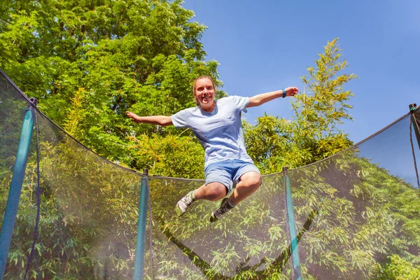 Alacsony Szög Nevetve Miközben Jumping Trambulin Ellen Blue Sky Tizenéves — Stock Fotó