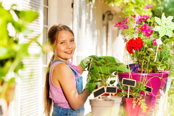 Ritratto Bella Ragazza Bionda Che Annaffia Fiori Vaso Sul Balcone — Foto Stock