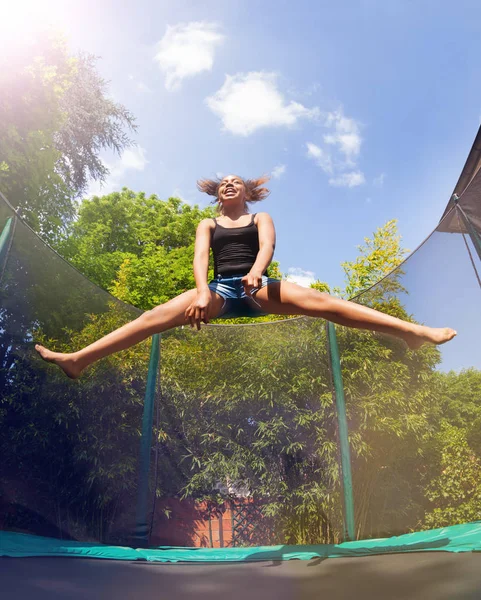 Vista Ángulo Bajo Gimnasta Adolescente Activa Saltando Trampolín Aire Libre — Foto de Stock