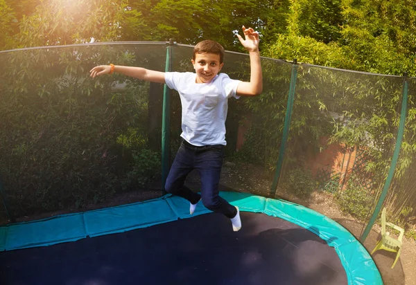 Nyáron Magas Háztáji Trambulin Jumping Preteen Fiú Portréja — Stock Fotó