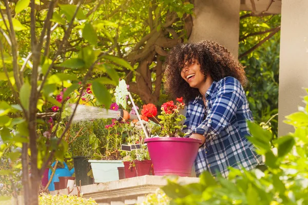 Porträt Eines Fröhlichen Afrikanischen Mädchens Das Auf Der Terrasse Mit — Stockfoto