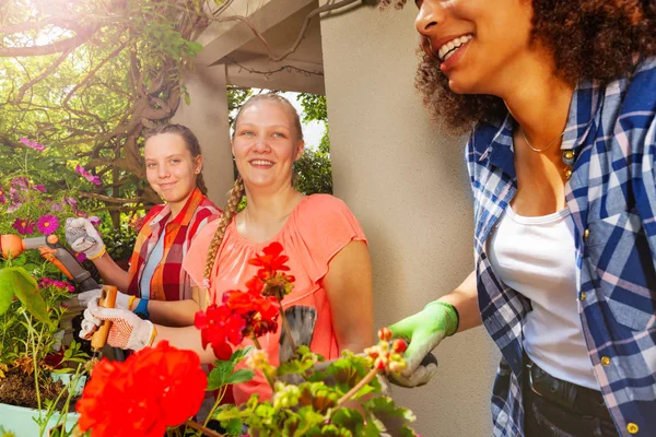 Gros Plan Portrait Trois Adolescentes Plantant Des Fleurs Sur Terrasse — Photo