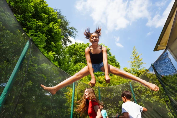 Afrikai Tizenéves Lány Jumping Háztáji Trambulin Együtt Barátaival Nyári Szórakozás — Stock Fotó